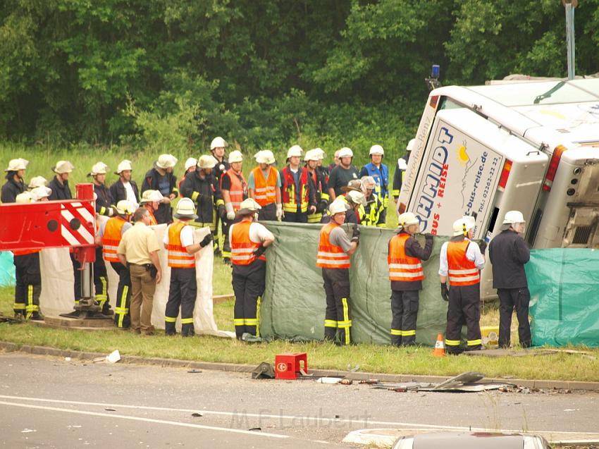 Schwerer Unfall mit Reisebus Lohmar Donrather Dreieck P454.JPG